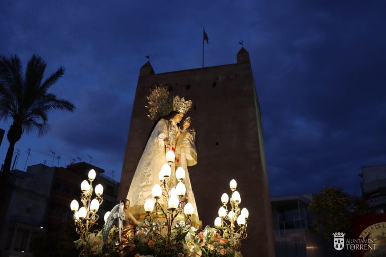 Torrent se engalana para celebrar las Fiestas en honor a la Virgen de los Desamparados