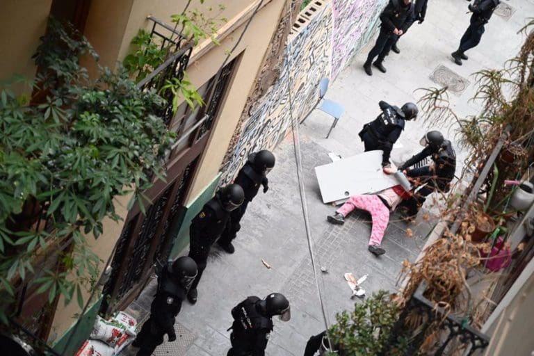 El juzgado suspende el desahucio previsto en una vivienda okupada de la calle Caixers de València