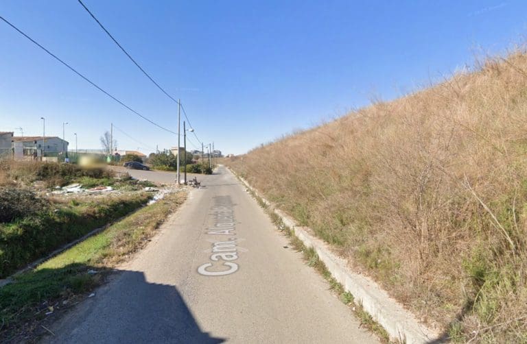 Encuentran el cadáver de un hombre de 87 años en una acequia en el camino Alquería Aiguamolls