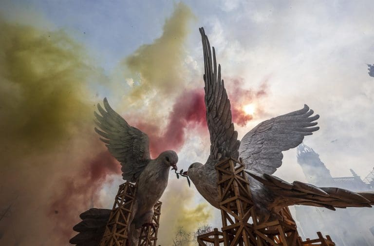 Los grupos designan a los integrantes del comité para elegir los artistas de las fallas municipales