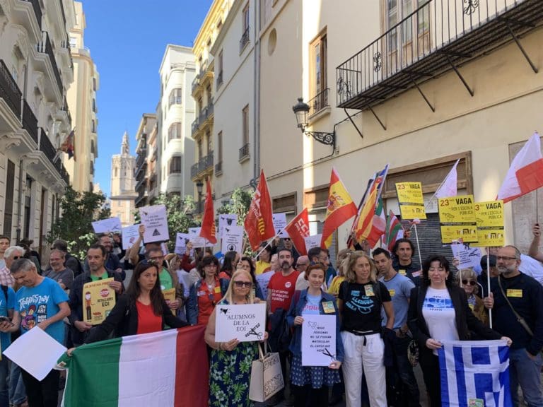 Alumnos y profesores de EOI protestan ante Les Corts contra los recortes: ‘No hay Europa sin lenguas ni cultura’