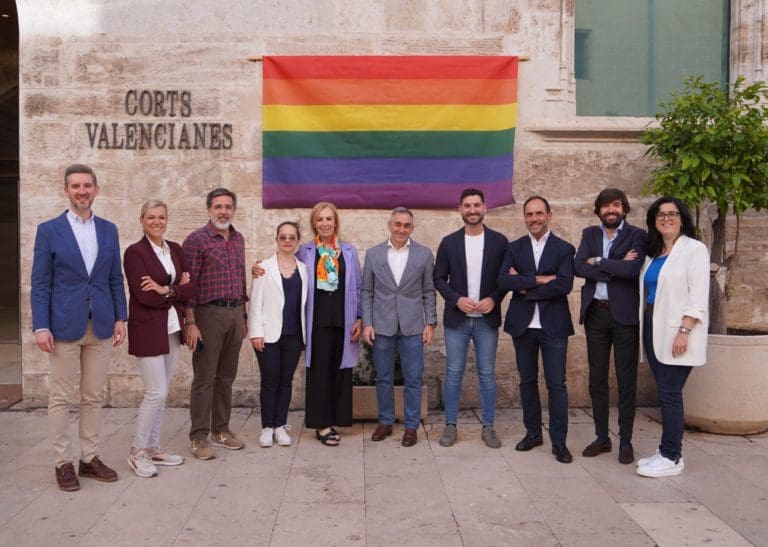 Diputados del PP y altos cargos de Igualdad asisten a la colocación de la bandera LGTBI en Les Corts