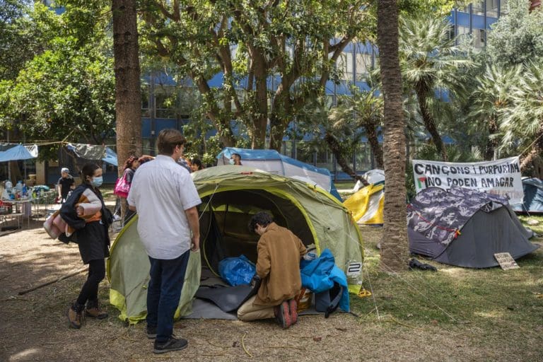 Estudiantes dejan la Facultad de Filosofía de València y levantan la acampada, pero mantendrán la movilización