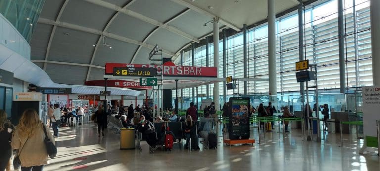 Bernabé traslada a los vecinos que AENA ampliará la terminal de Manises para ser ‘más competitivo y del siglo XXI’