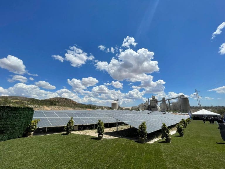 Çimsa pone en marcha una planta solar para su fábrica de Buñol con una inversión de 4,2 millones de euros