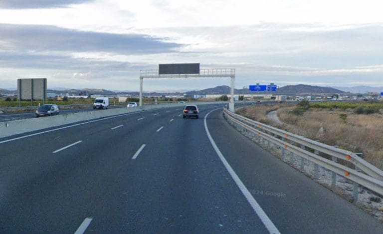 Un guardia civil fuera de servicio localiza en la AP-7 un vehículo robado en València