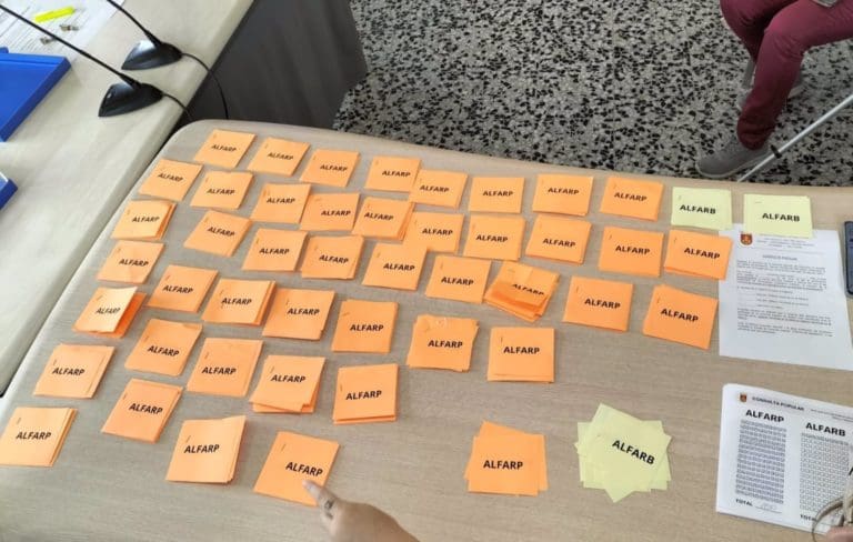 El topónimo de Alfarp se impone al de Alfarb en el referéndum por 452 votos frente a 27