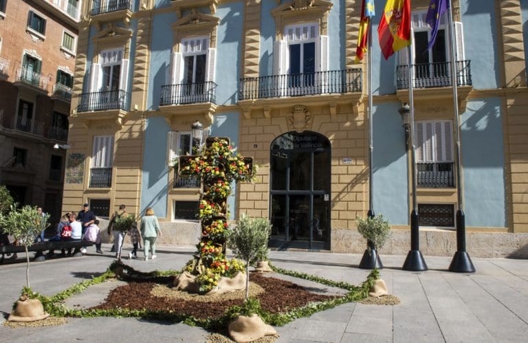 La Diputación instala su Cruz de Mayo, inspirada en la huerta valenciana