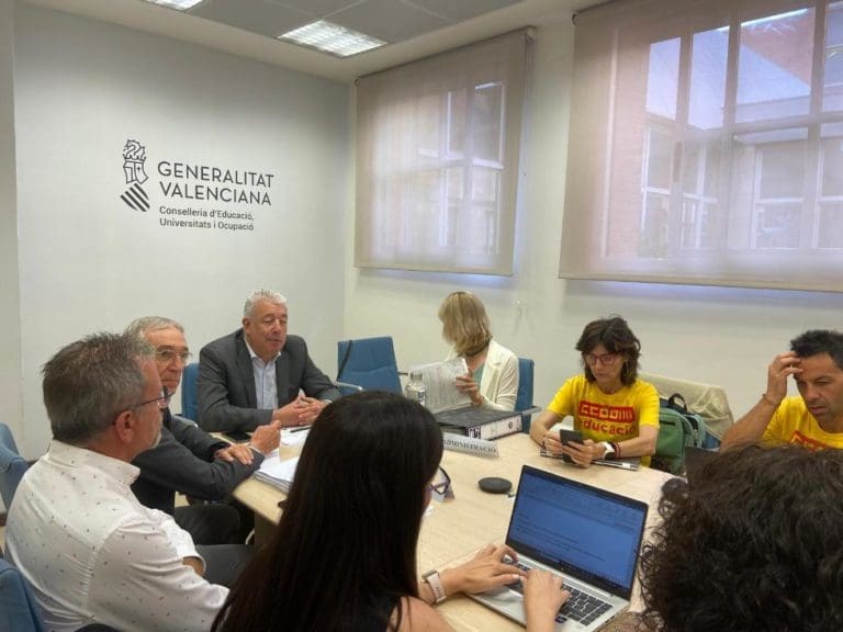 Educación presenta a los sindicatos una propuesta con un incremento de plantillas de cerca de 1.000 docentes