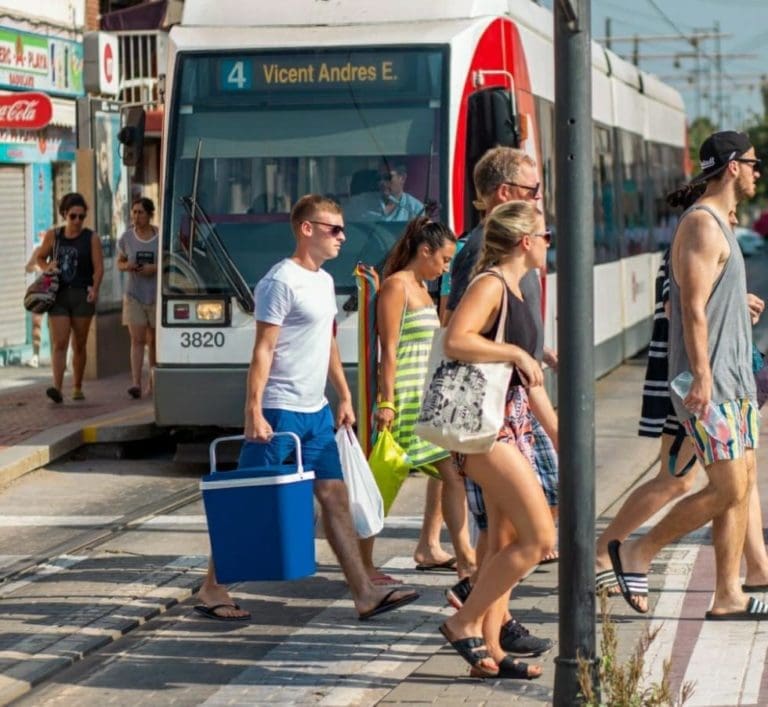 Metrovalencia ofrece cerca de 200 tranvías diarios de las Líneas 4, 6 y 8 en dirección a las playas de la ciudad de València