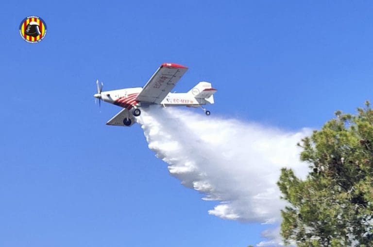 Medios aéreos trabajan en un incendio forestal en Sagunt que obliga a activar el nivel 1 del PEIF