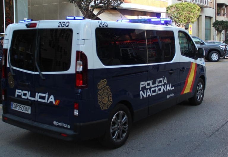 Detenido en Gandia por robar un bolso en un coche que acababa de sufrir un accidente