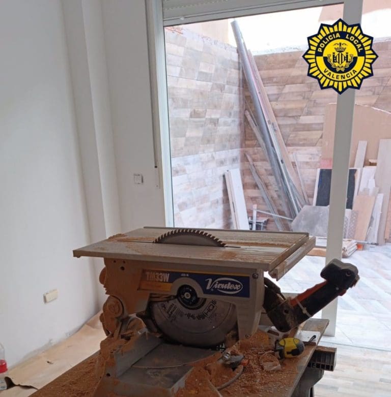 Detenido por explotar a dos hombres a los que encerraba mientras trabajaban en una obra sin licencia