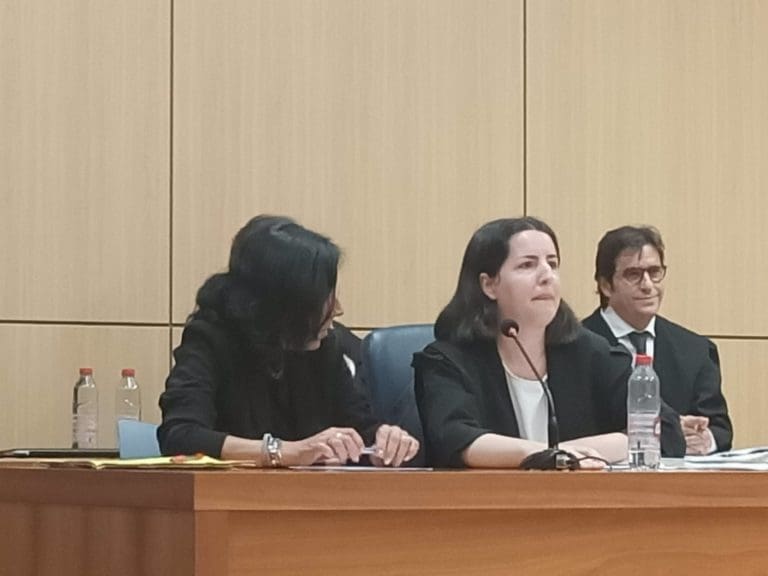 La acusada de matar a su pareja con laxantes afirma que falleció de una infección en una aguja de la vía