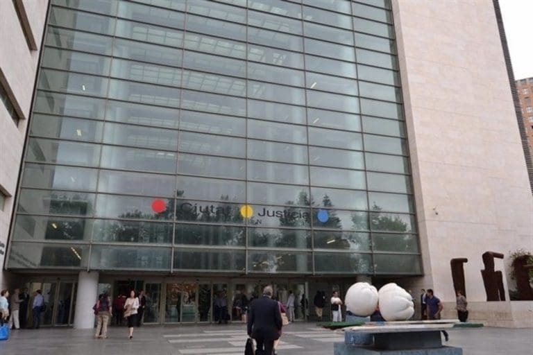 Juzgan a un matrimonio gerente de un bar acusados de apropiarse de parte de un premio de 15 millones de la Lotería