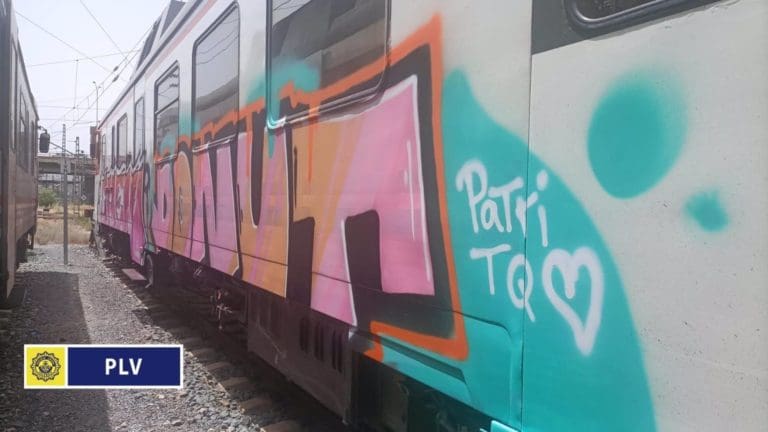 Identificados dos jóvenes que estaban realizando grafitis en vagones de Renfe