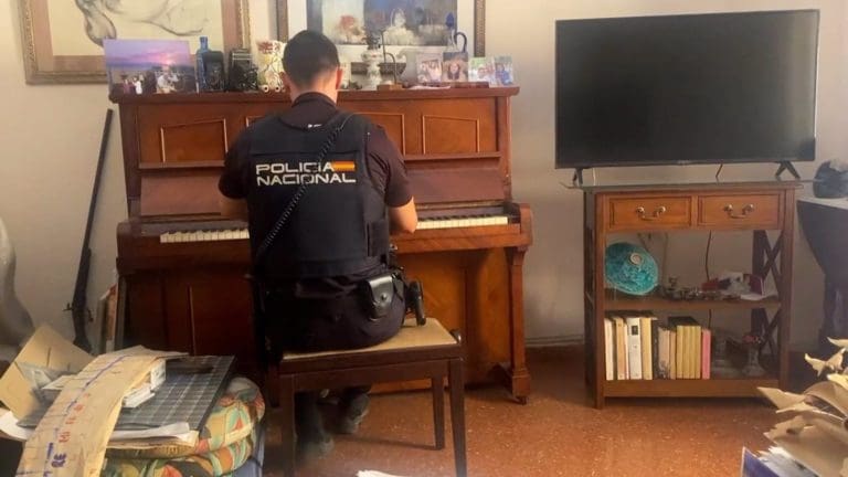 Un policía calma tocando el piano a una anciana a la que habían intentado robar en su vivienda