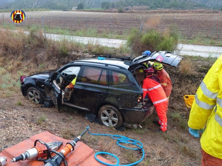 Herida una mujer tras sufrir una salida de vía y quedar atrapada en el vehículo en Moixent