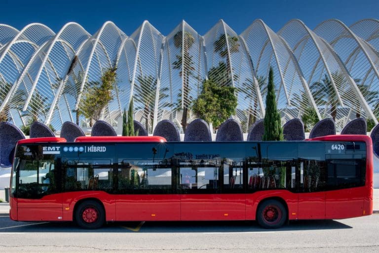 València invertirá 172 millones en cuatro años para comprar 215 nuevos autobuses y modernizar la EMT