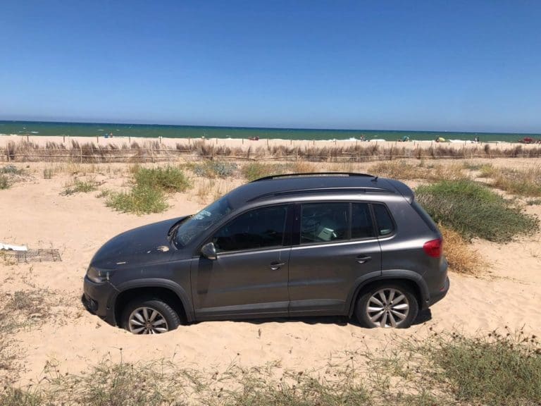 Dos hombres roban en el Sidi Saler y se quedan atascados y dormidos en el coche entre las dunas