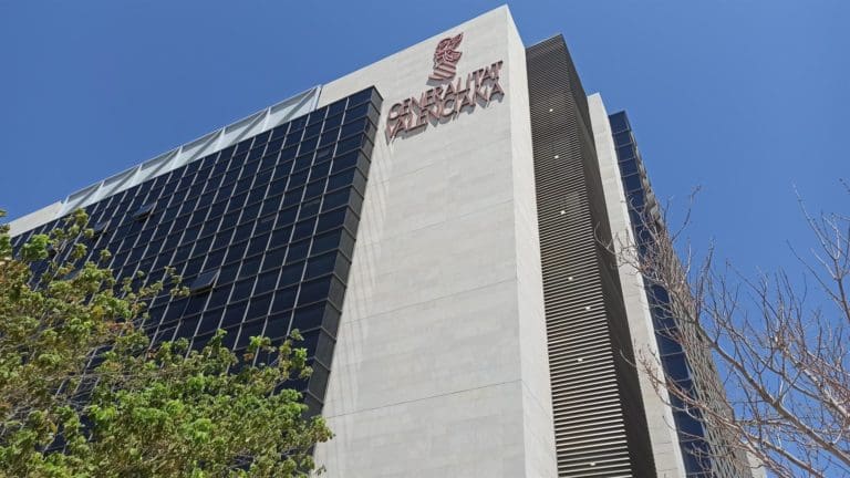 Condenan a prisión a un guía de Les Corts por agredir sexualmente a una menor en una visita