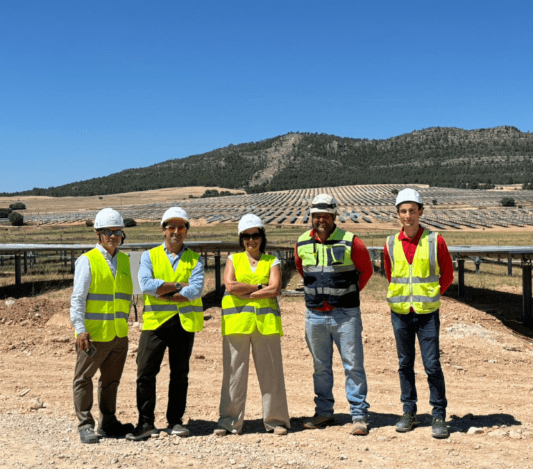 El director general de Energía visita las obras del complejo solar fotovoltaico del Valle de Ayora que tendrá capacidad para abastecer 50.000 hogares