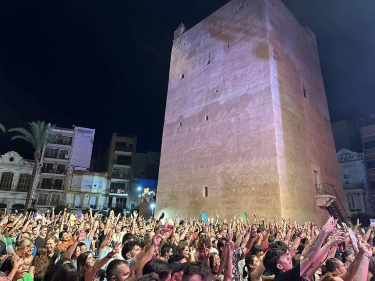 Torrent multiplica los espectáculos de fiestas en las plazas de toda la ciudad