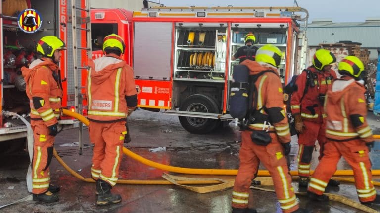 Bomberos rescatan a una persona en el incendio de una vivienda en Alfafar