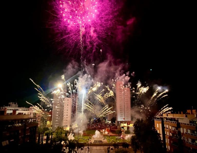 Torrent despide sus fiestas patronales con una espectacular carcasa y una Gran Mascletà nocturna