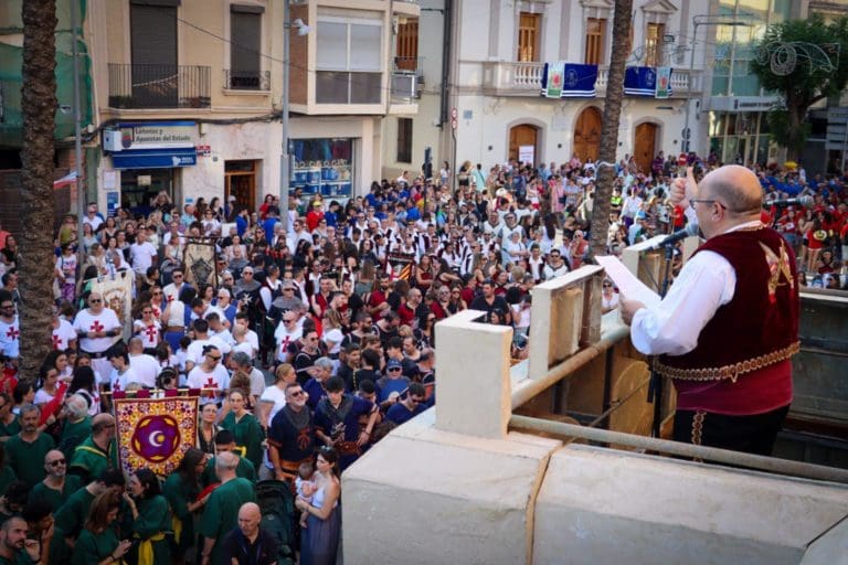 Torrent da inicio a sus Fiestas de Moros y Cristianos con un espectacular pregón a los pies de la Torre