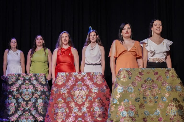 Se desvelan los tejidos que lucirán las Cortes de Honor de las Falleres Mayores de Torrent 2025