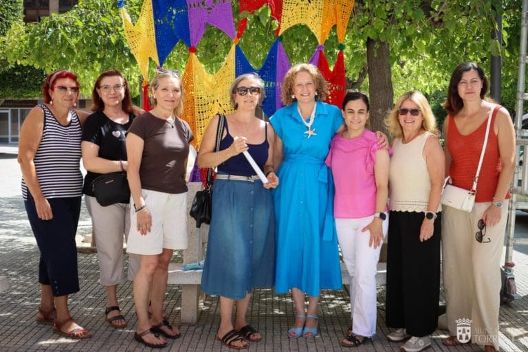 Alumnas del taller ‘El crochet invade Torrent’ visten la Plaza América con un toldo multicolor
