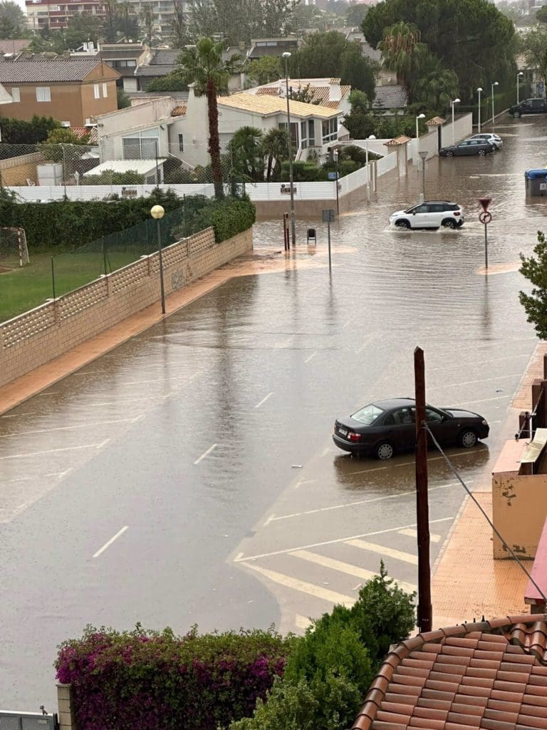 Las lluvias dejan en algunos barrios de València más de 70 l/m2