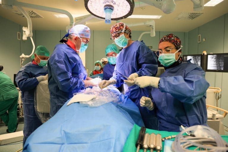 La Fe de València realiza con éxito una intervención ‘pionera en España’ para corregir una desviación de columna