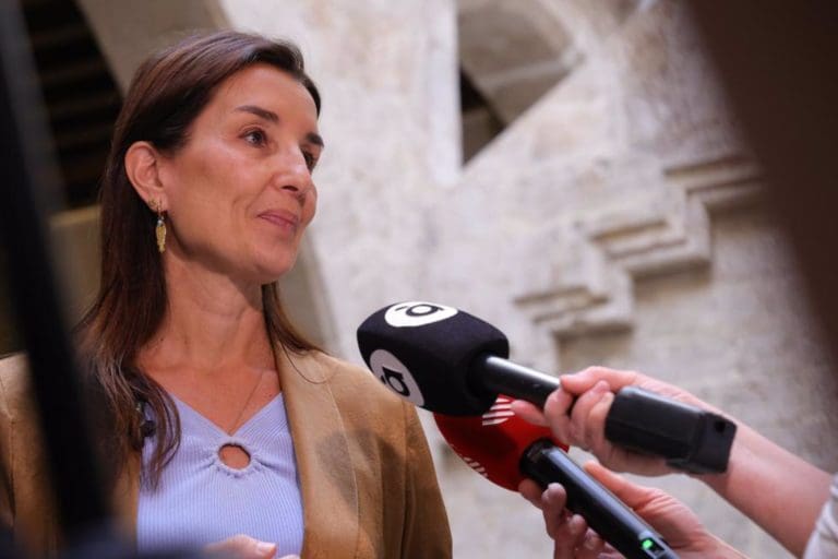 Consellerias del PP rectifican el nombre puesto por Vox al curso para policías: ‘Se llamará violencia contra la mujer’