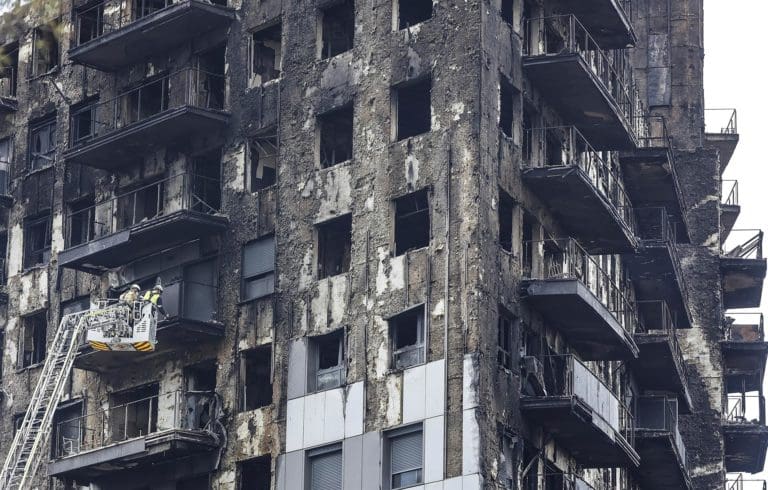 El juez que investiga el incendio de Campanar pide a Ayuntamiento, Diputación y Generalitat los protocolos de extinción