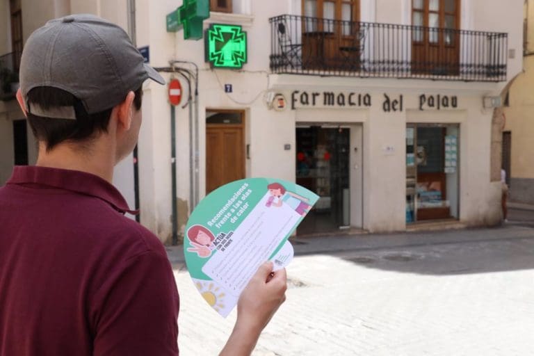 Las farmacias de la Comunitat repartirán 118.000 abanicos con recomendaciones para combatir las olas de calor