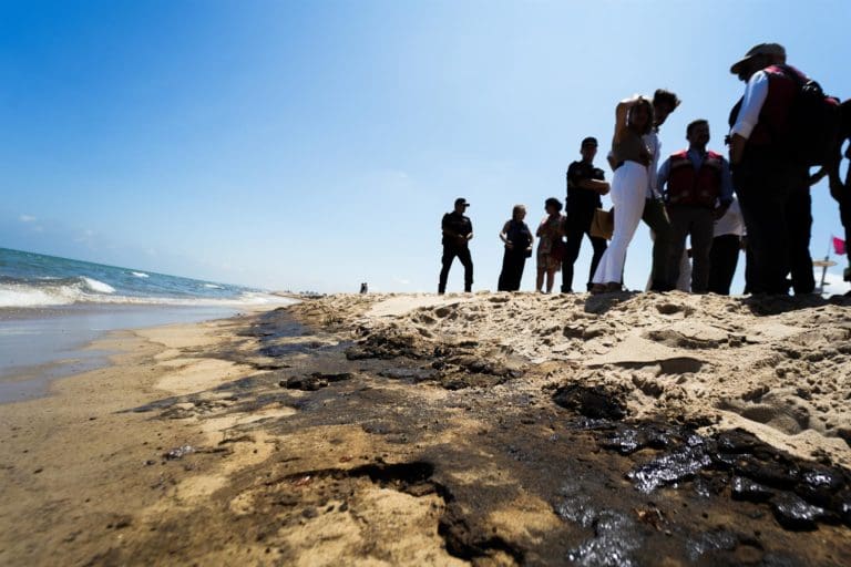 Capitanía y Salvamento revisan buques que han pasado por El Saler para descartar vertidos
