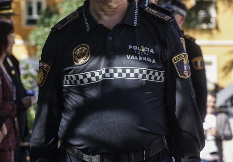 Detenido un hombre por abofetear y morder a su pareja mientras ella conducía