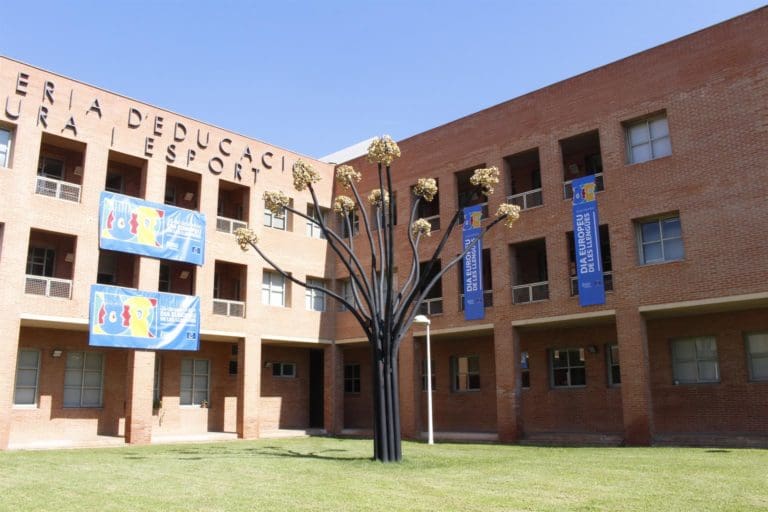 Educación convoca 2,2 millones en ayudas para la promoción del valenciano en medios de comunicación