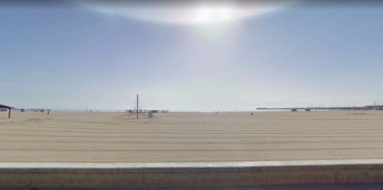 Cerrada la playa del Cabanyal tras detectar una mancha que se está analizando