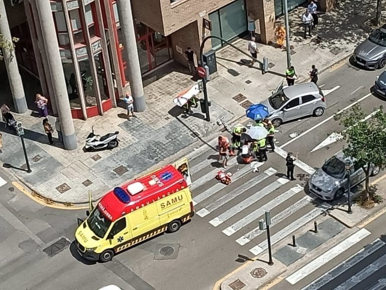 Una mujer y un hombre heridos en un accidente con dos turismos y una moto implicados en València