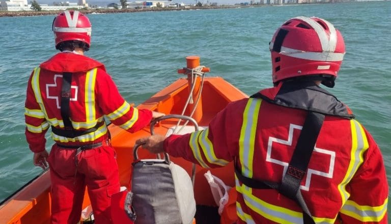 Continúa la búsqueda del bañista desaparecido este domingo en la playa de Massalfassar