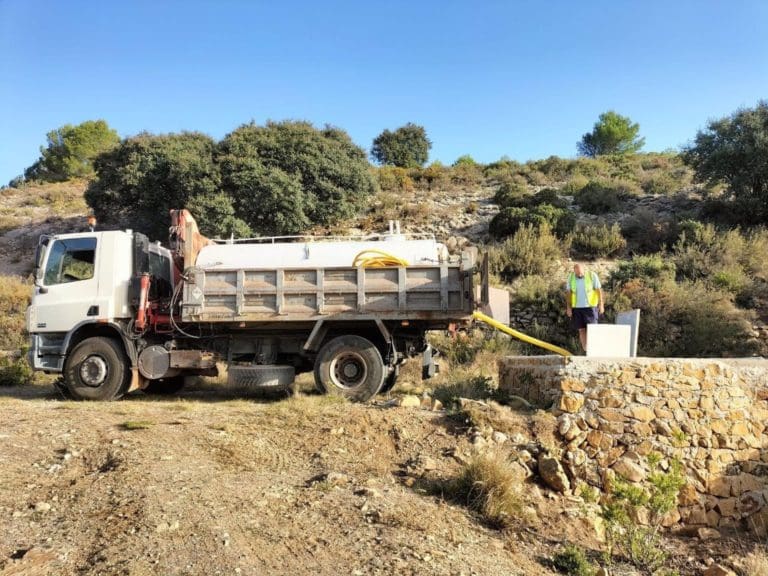 Agricultura suministra 2,7 millones de litros de agua a 65 explotaciones ganaderas de la Comunitat Valenciana para la supervivencia de reses