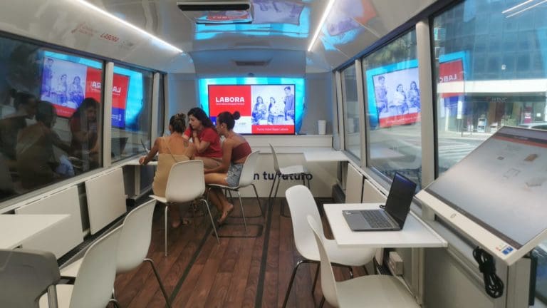 Labora en Ruta facilita más de 2.300 entrevistas y casi 700 ofertas de empleo en los diez primeros foros de 2024