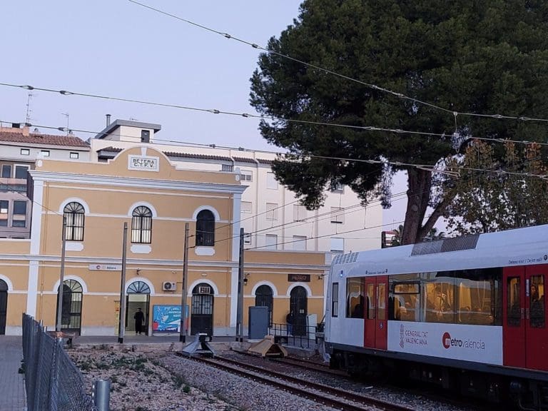 Metrovalencia reforzará el servicio nocturno de la L1 del viernes al lunes por la Festa de les Alfàbegues