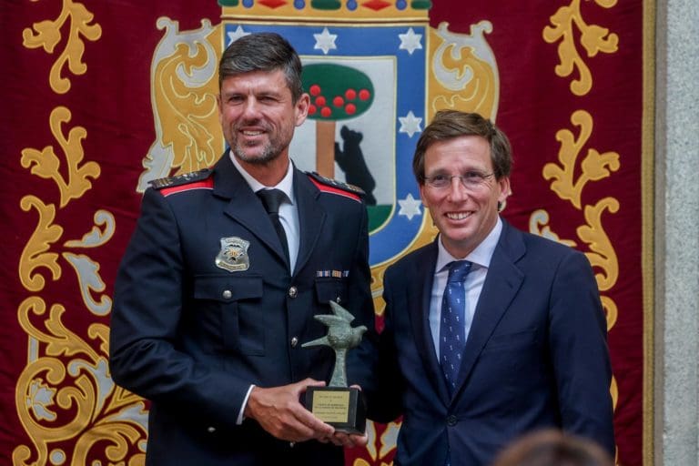 Madrid premia con una de sus ‘Palomas de Bronce’ a los Bomberos de València por su trabajo en el incendio de Campanar