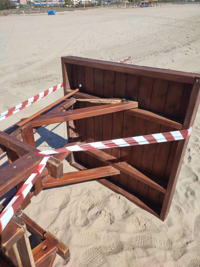 Canet denuncia un episodio de vandalismo en una de las postas de vigilancia de la playa