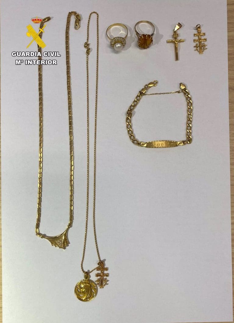 Dos detenidos por estafa para el robo de joyas en Oliva