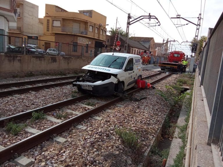 Herido un conductor atropellado por un metro al saltarse una barrera en Moncada